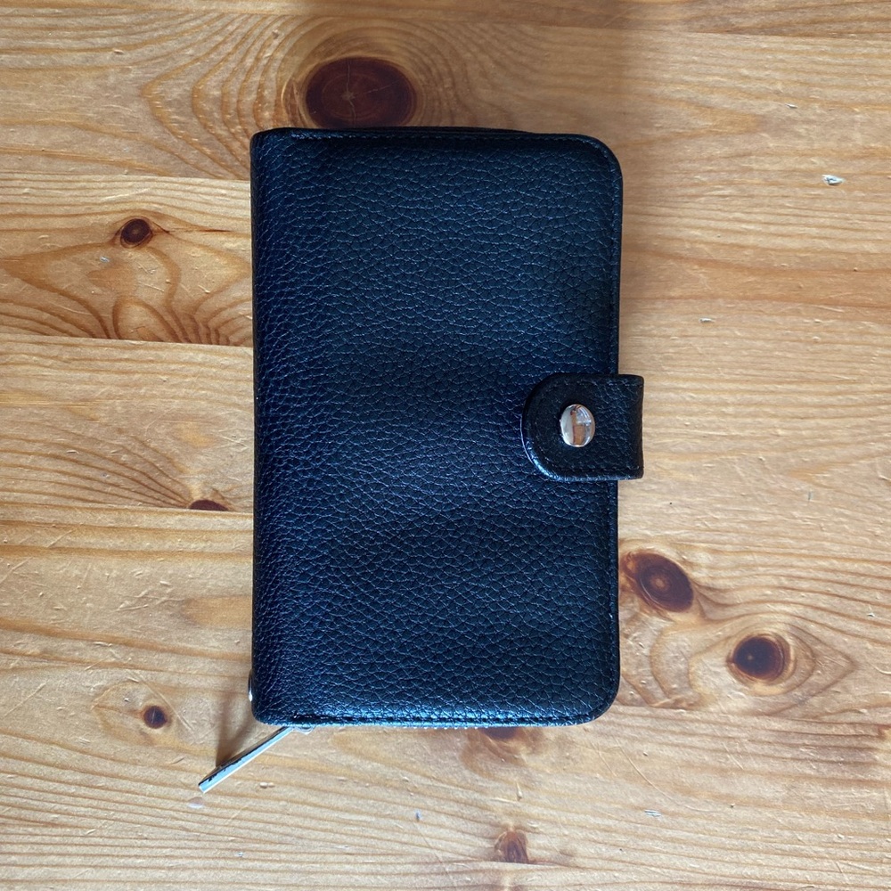 Simple black wallet. Lots of space to put cards and cash!